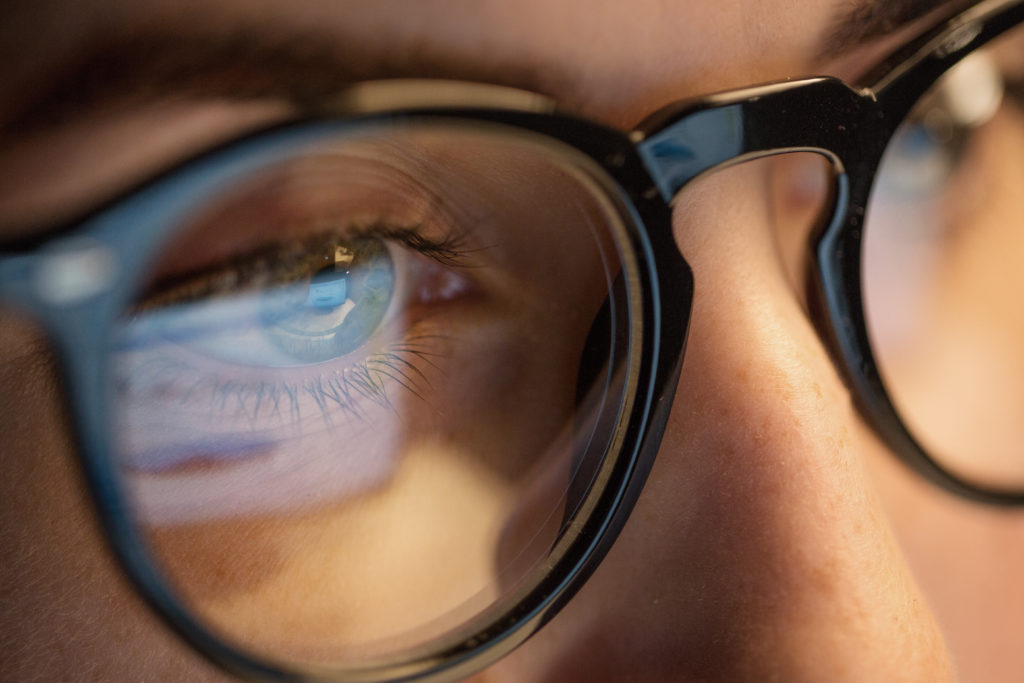 Porter des lunettes lumière bleue