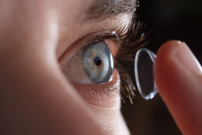 Pose de lentilles de contact